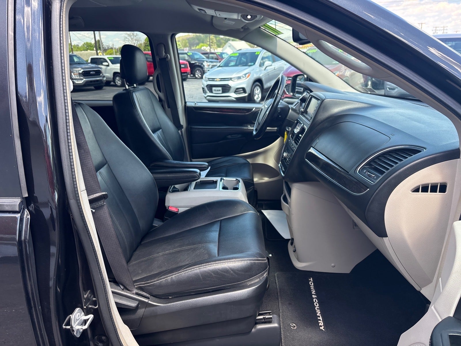 2016 Chrysler Town & Country Touring